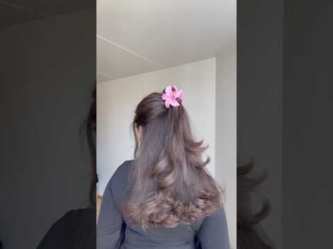 I can never get enough of the flower claw clips!!🩷🙈 #clawclip #flowers #hairstyle