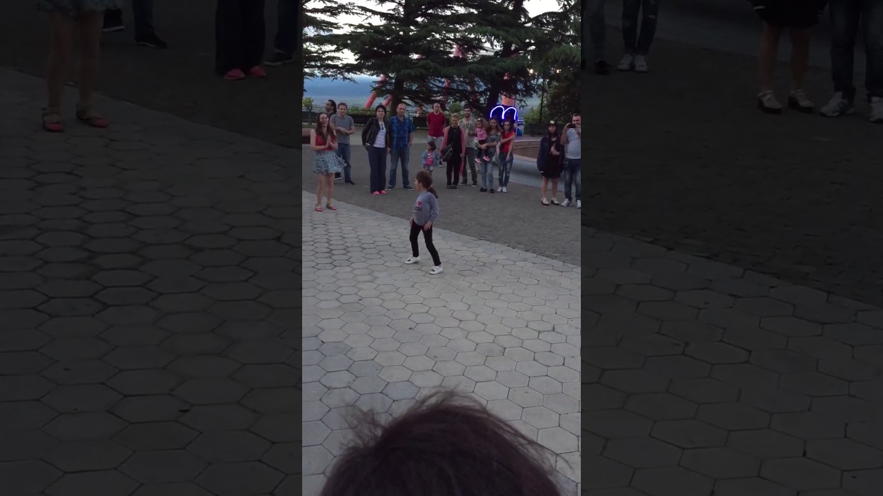 Девочка поразила сеть своим танцем в парке Тбилиси