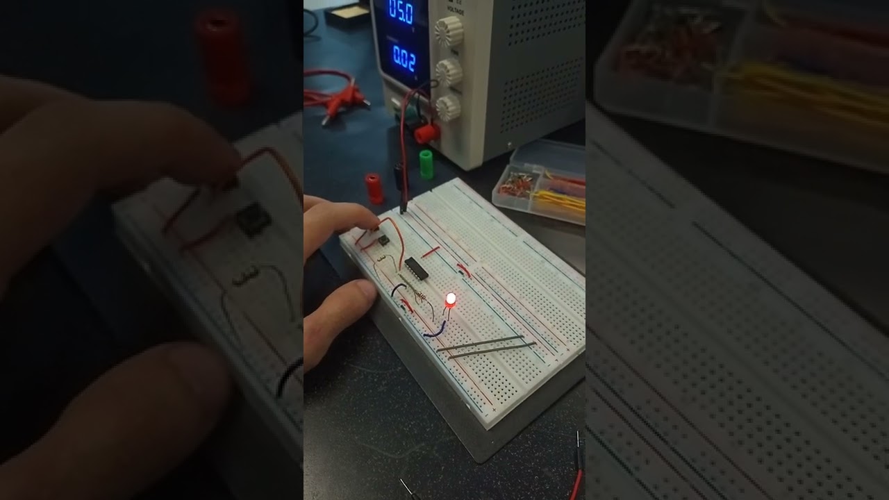 Como Funciona uma Porta NOT 🚪