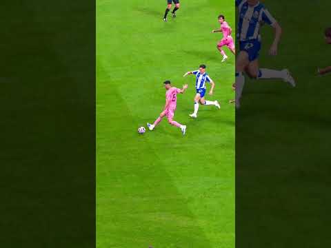 Another Busquets midfield masterclass. 🪄