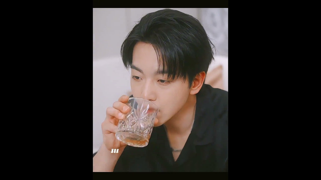 The Dominant CEO's Striking Presence Revealed in Short Play 🎭