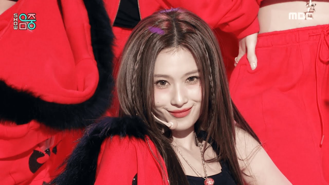 TWICE Performs 'Strategy' on Show! MusicCore 🎶