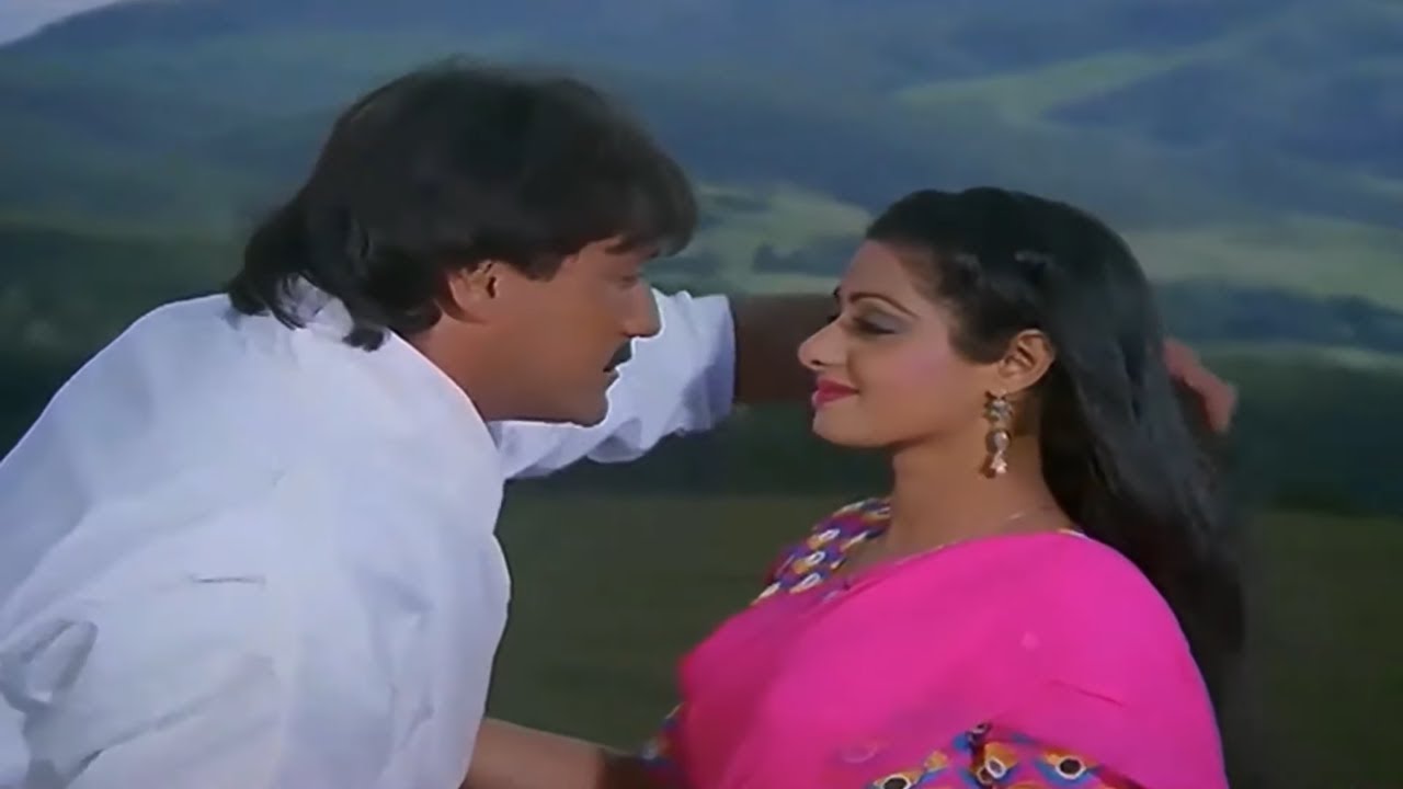 Hairan Hun Main Aapki Zulfon Ko Dekh 🎶