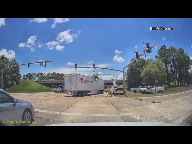Shocking Footage: Semi-Truck Strikes Worker in Bucket Truck ๐ง
