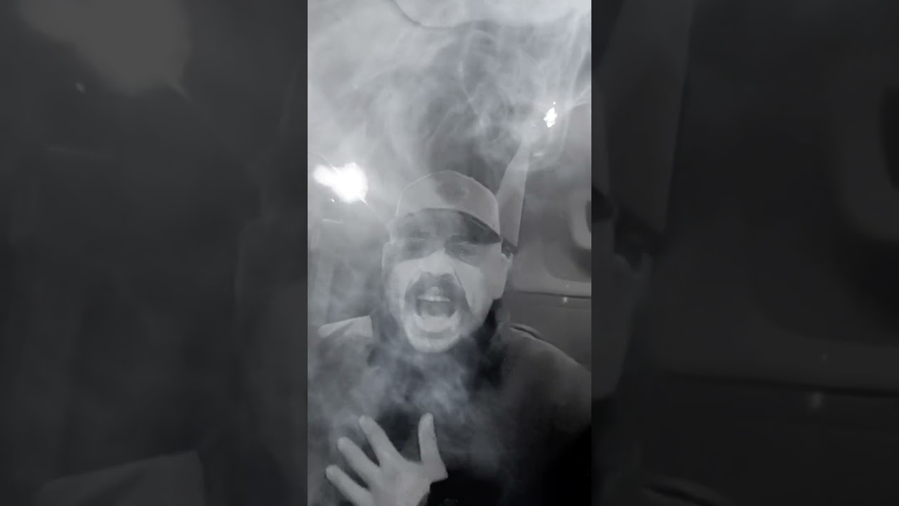 Soulful Vocals in a Smoky Atmosphere 🎤: An Unforgettable Emotional Performance