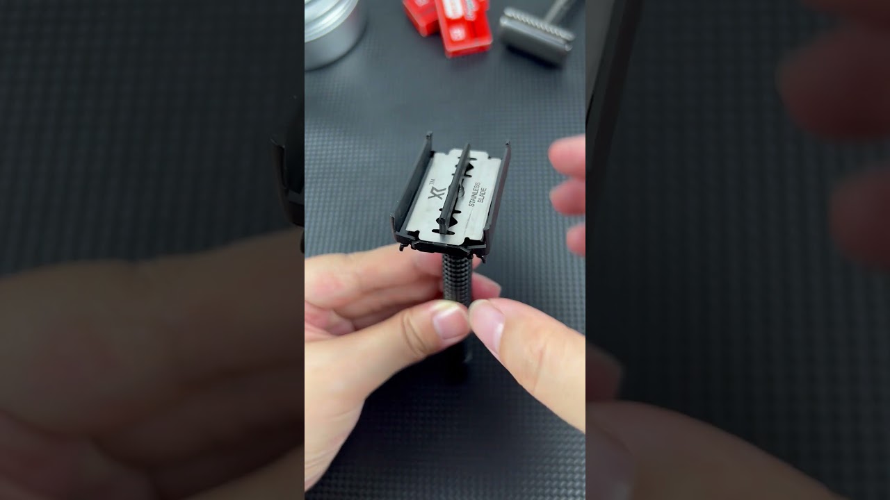 Safe & Easy Twist-Open Razor 👍