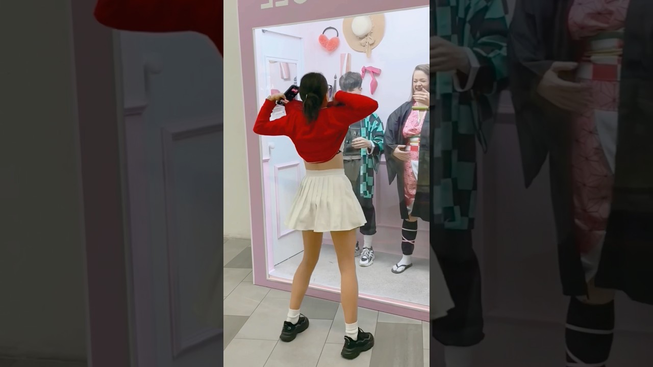 Russian Girl Surprises Mannequins 🤪