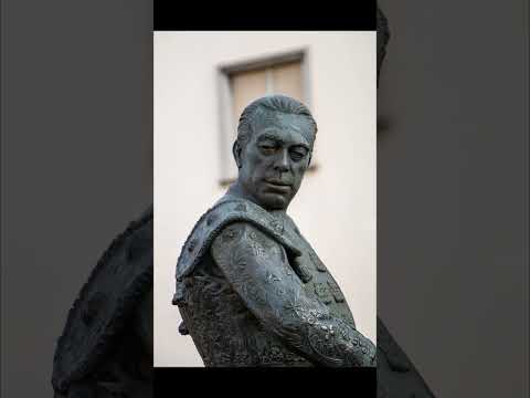 🎭✨ Visita la Escultura de Curro Romero en Sevilla ✨🎭📍