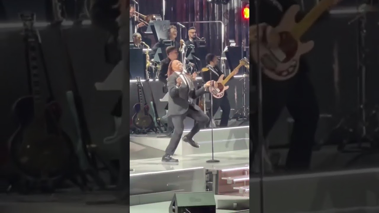 Michael Bublé’s Backup Singer Shines ✨