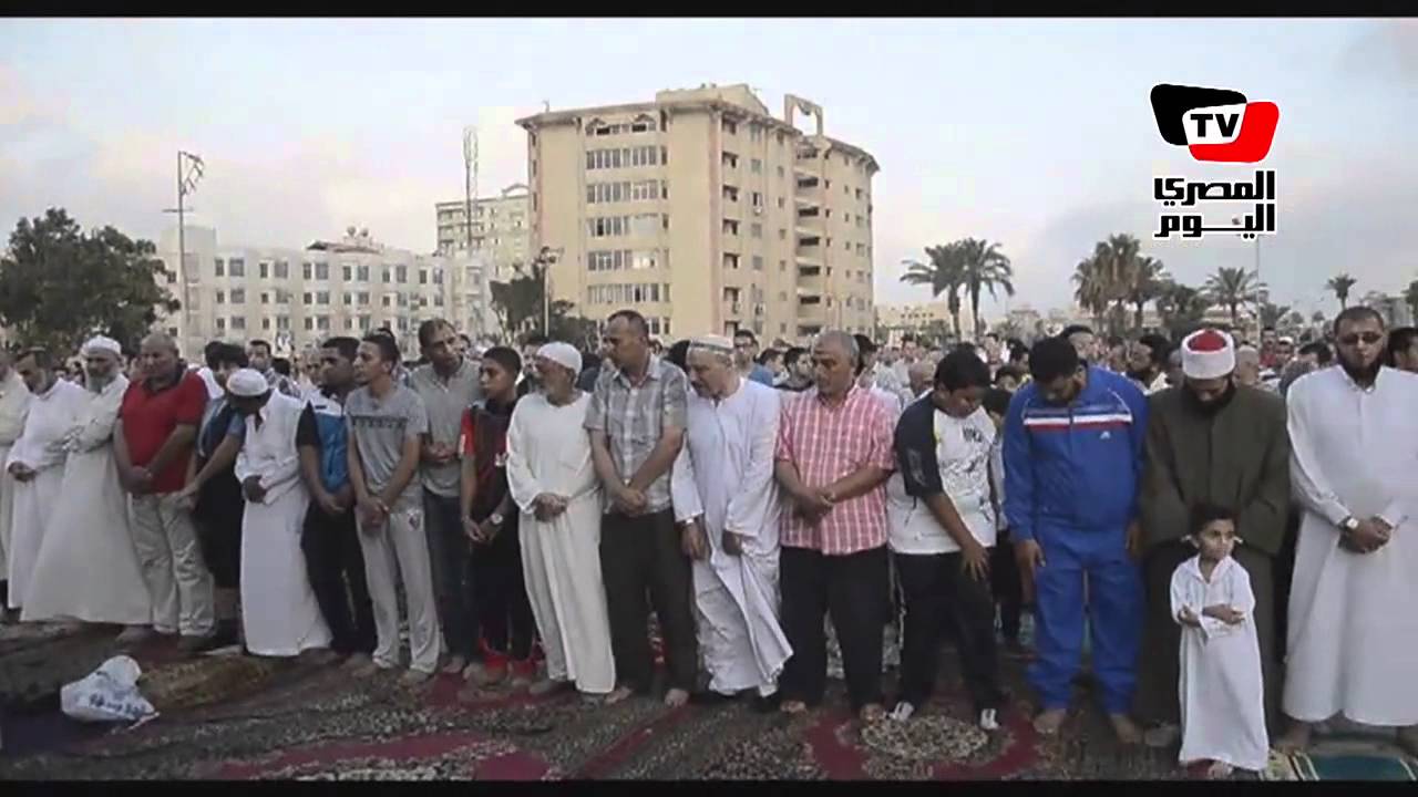 محافظ بورسعيد يشارك في صلاة عيد الفطر