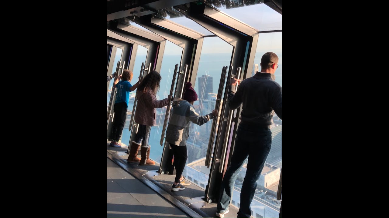 Experience Chicago's Unique Moving View at TILT 🎡