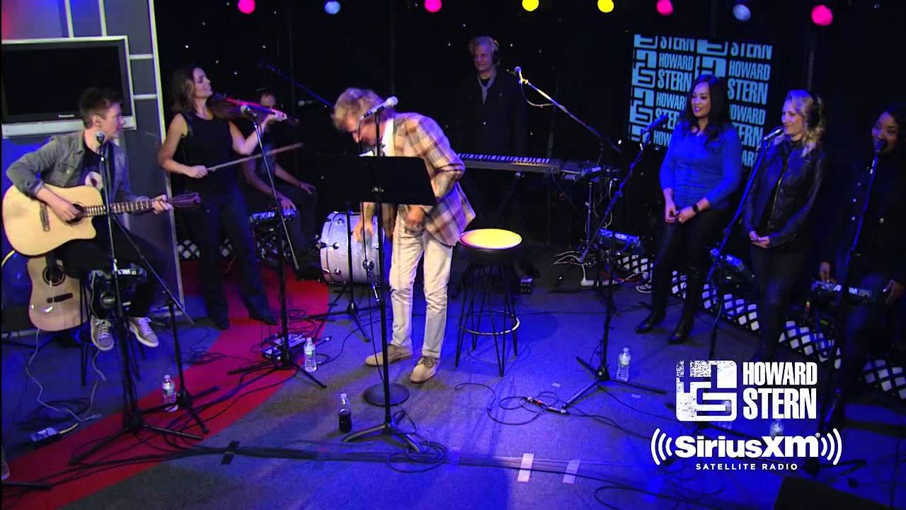 Rod Stewart Performs 'The First Cut Is The Deepest' 🎤