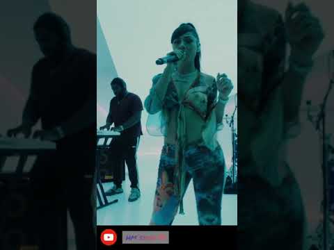 Mariah the Scientist Performs 'Walked In' Live 🎶