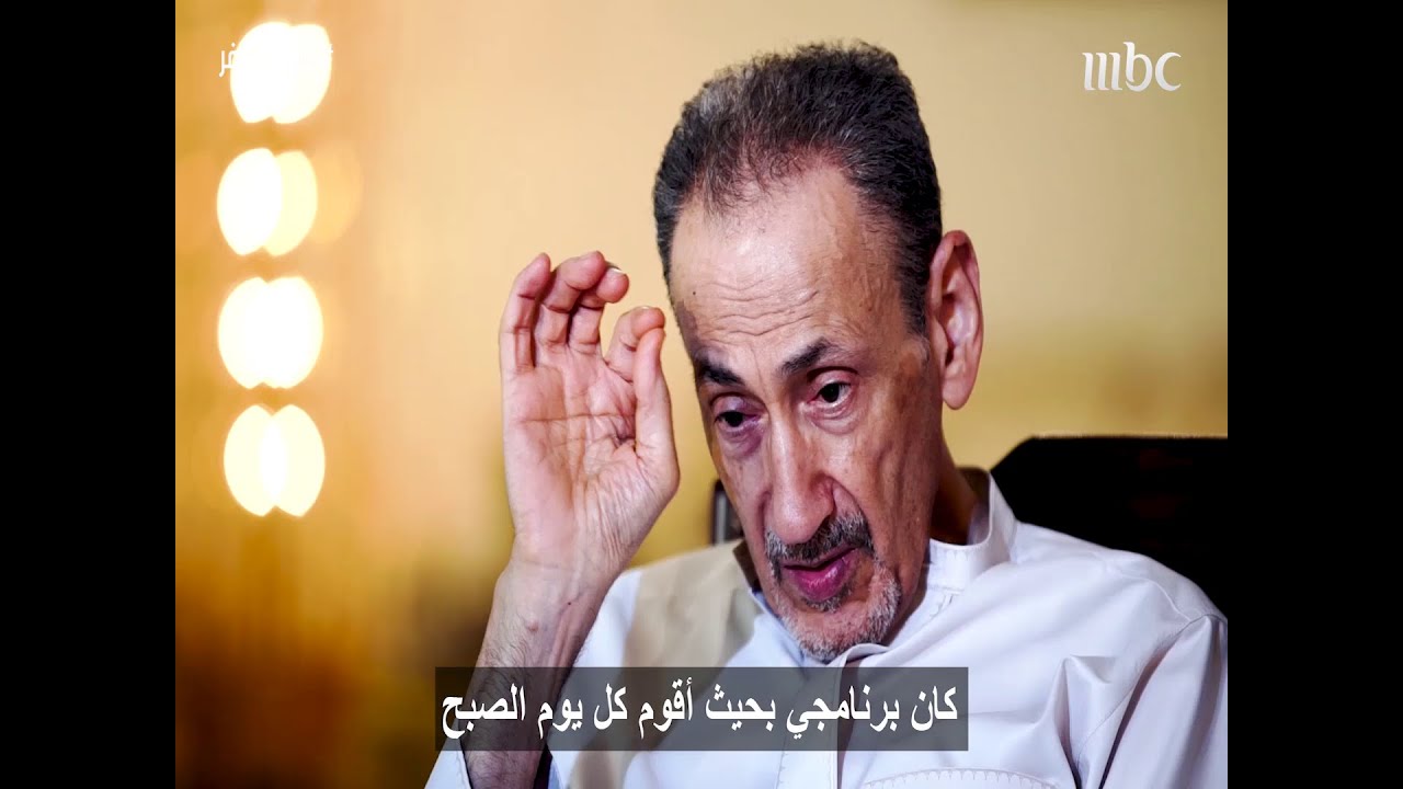 عمال يعبثون بعلب البسكويت لإغراء زميلهم 🍪