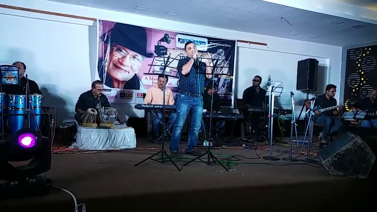 Hai duniya usiki zamana usika Muhobat mein.. by Nihar Nagar
