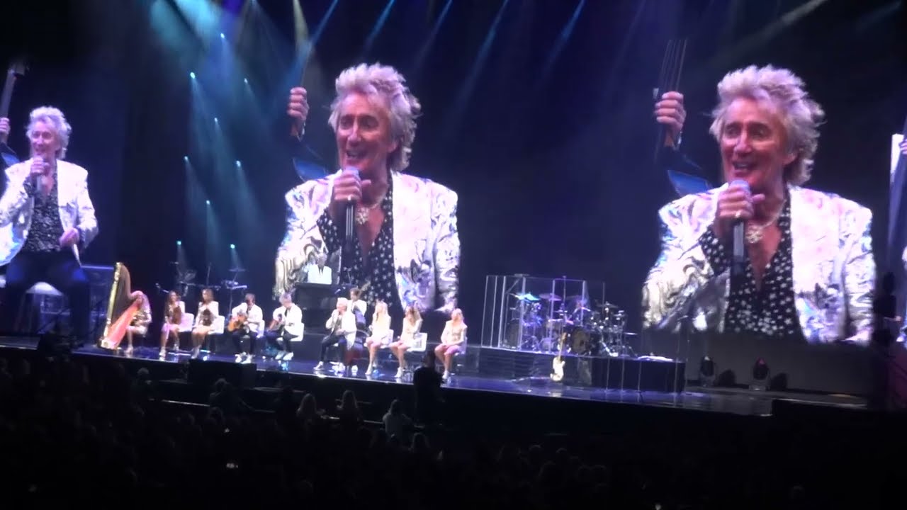 Rod Stewart Performs 'You're In My Heart' in Auckland ๐ถ