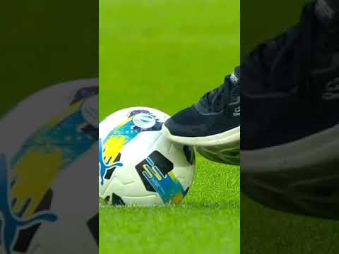 Перший удар по м'ячу перед матчем "Рух" – "Карпати" виконав військовослужбовець Віктор Розовий