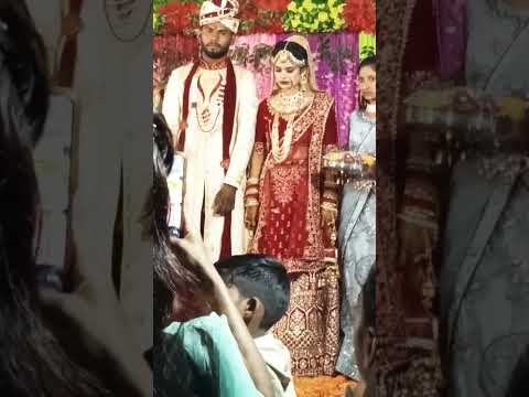 saji surkh jode mein Chand si dulhan