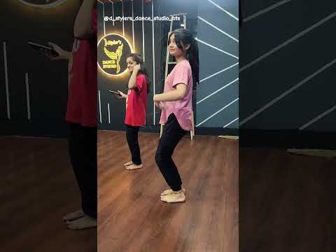 Kaali Bindi... #sanjurathod #gulabisadi #akritinegi #marathisongs