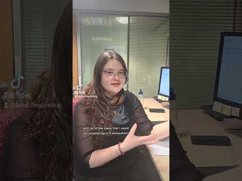 Asking linguistics students questions 📚 PhD candidate Hanna Schmueck at Lancaster University 📚