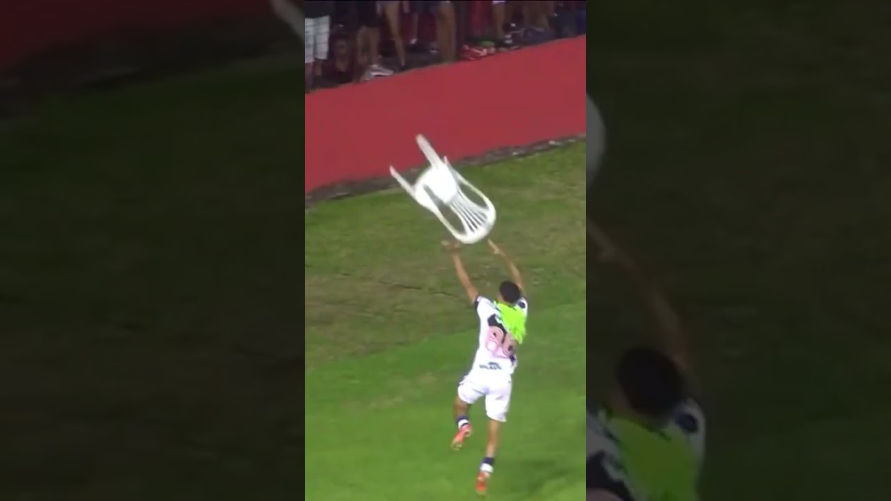Vasco Player Throws Chair at Sport Fans 😡