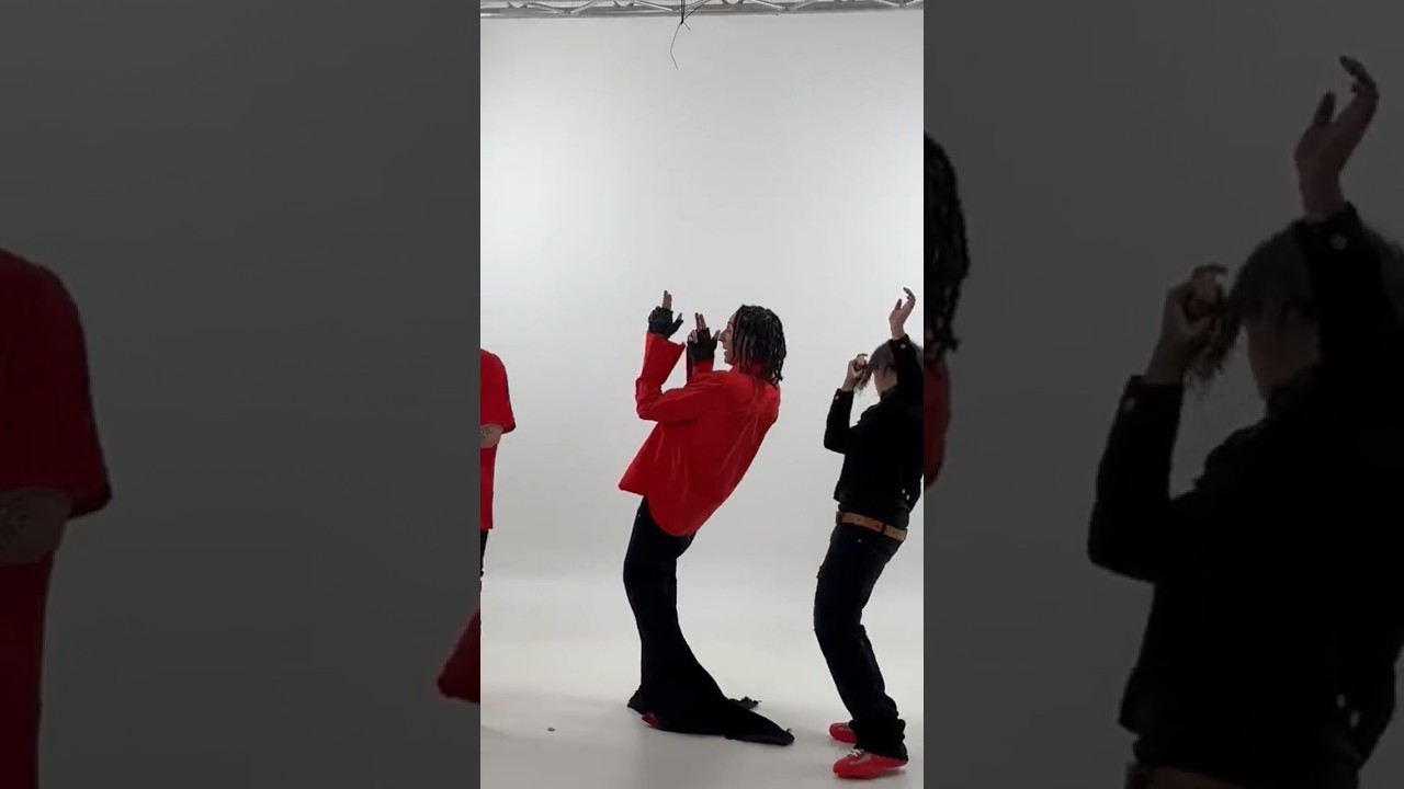 KISS KISS Out Now 🎶