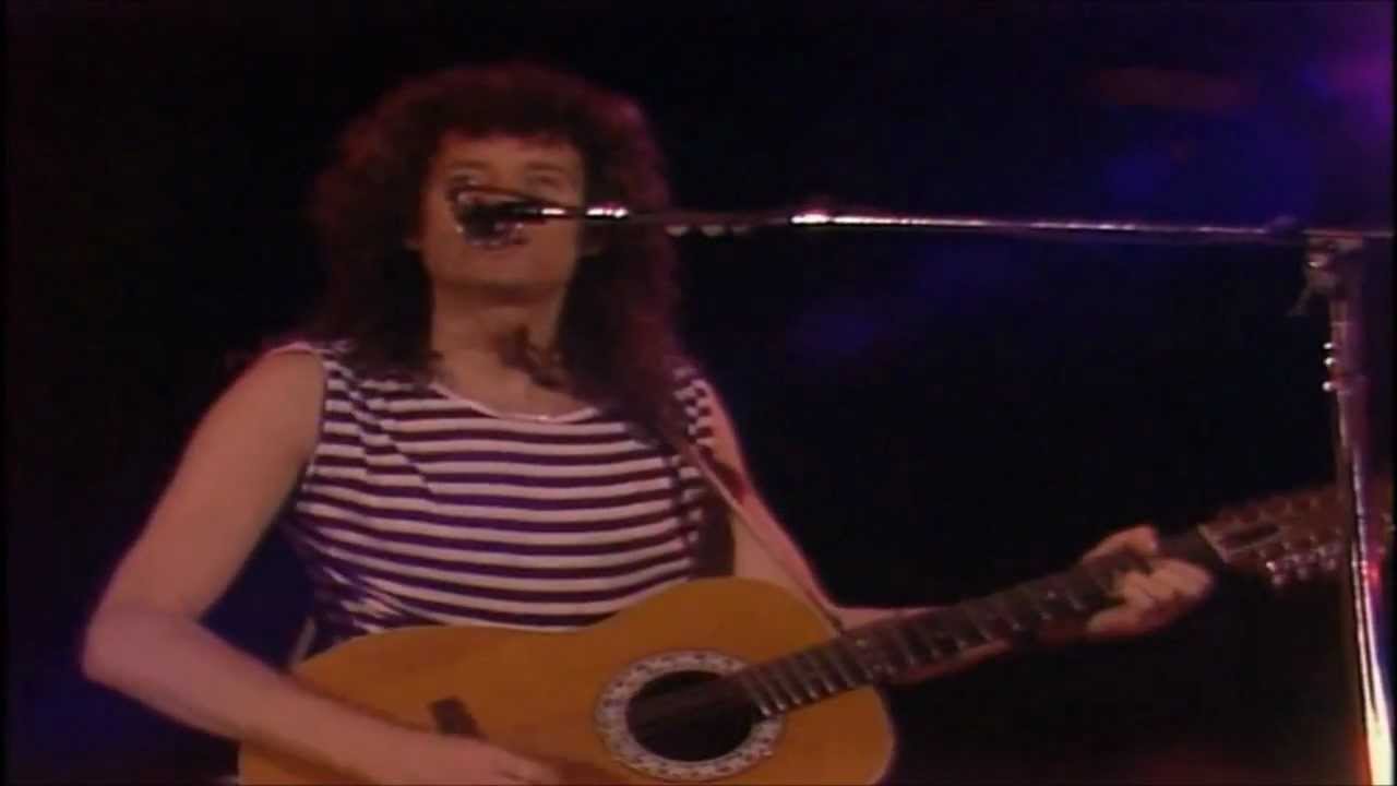 Queen’s Iconic Live Performance of 'Crazy Little Thing Called Love' at Wembley 1986 🎸