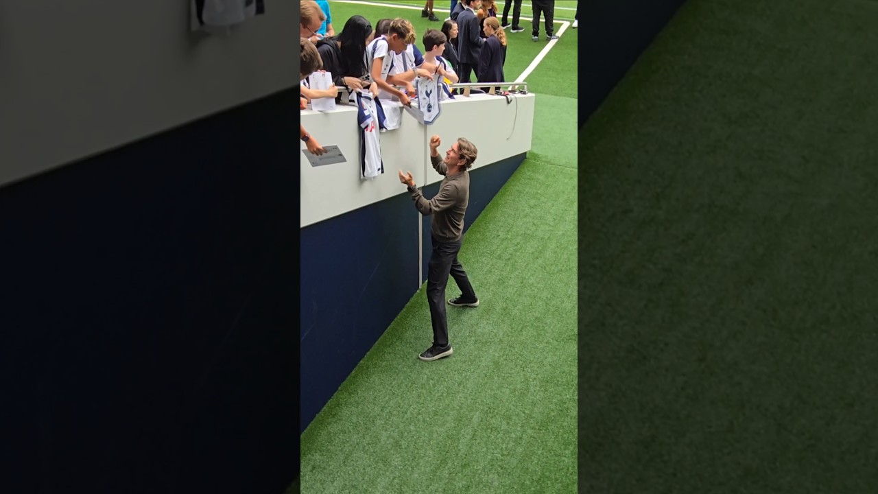 Thomas Frank Wins Fans' Hearts with Autograph Session Before Tottenham vs Bournemouth ⚽