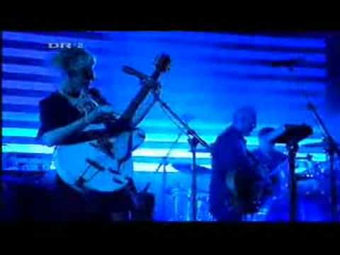 Massive Attack featuring Stephanie Dosen - Teardrop (Live)