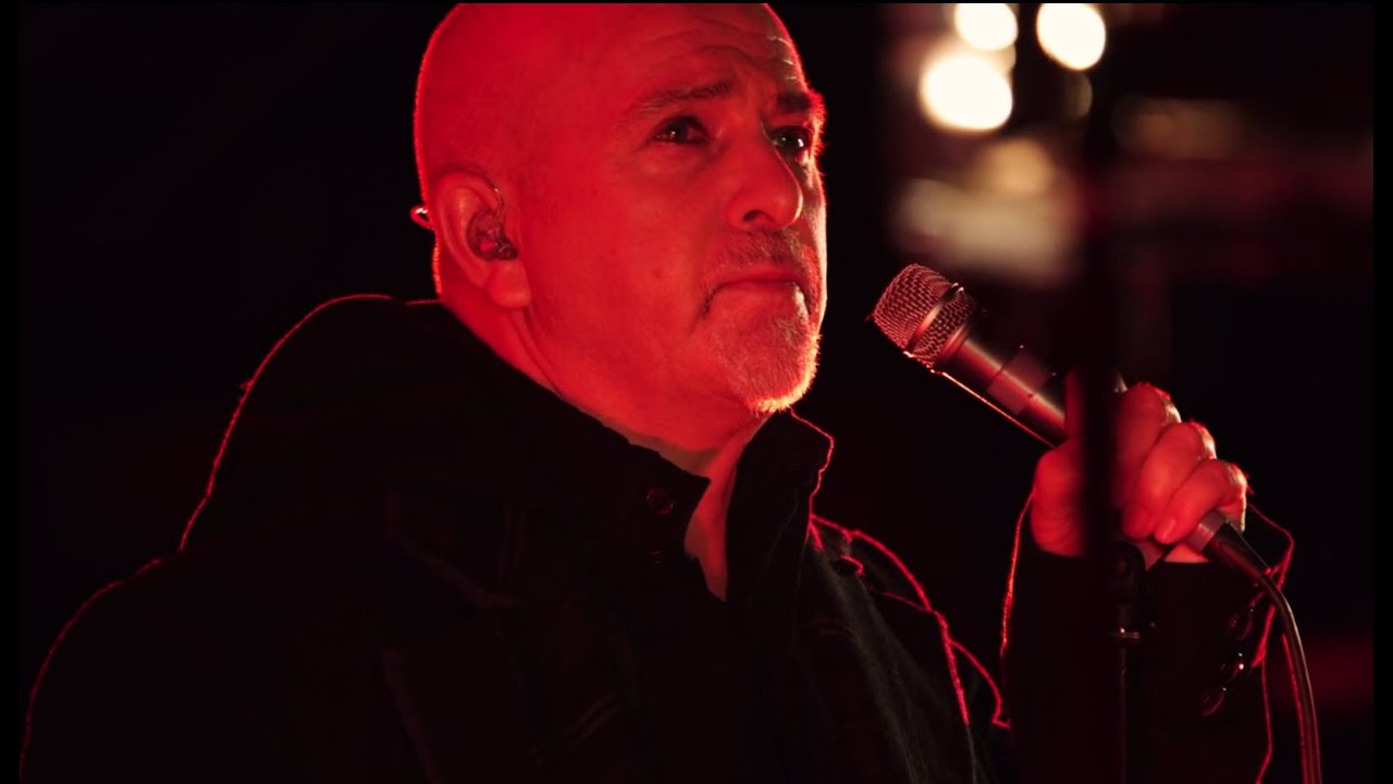 Peter Gabriel Performs 'Heroes' Live in Verona 🎶