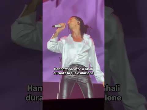 Sparano a Ghali durante il suo concerto