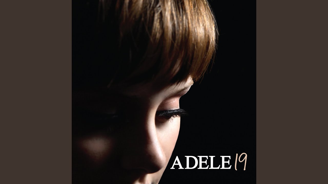 Adele Performs 'Chasing Pavements' Live at Hotel Cafe π€