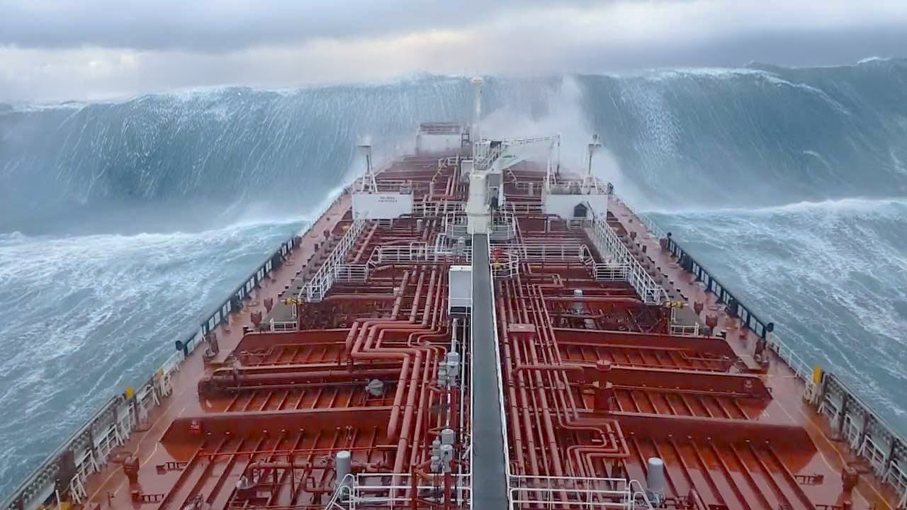 10 SHIPS in EXTREME STORMS