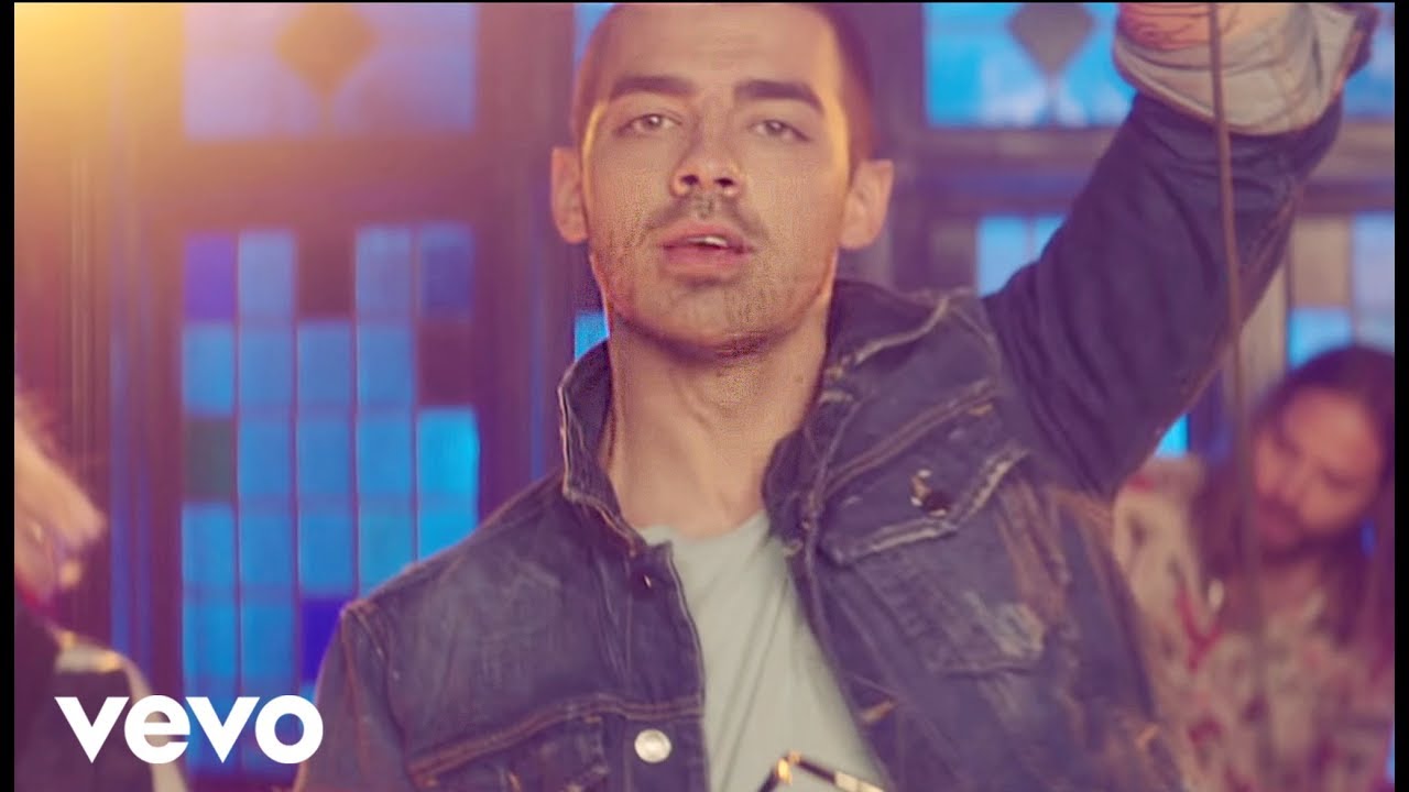 DNCE ft. Nicki Minaj - Kissing Strangers 🎶 Official Music Video