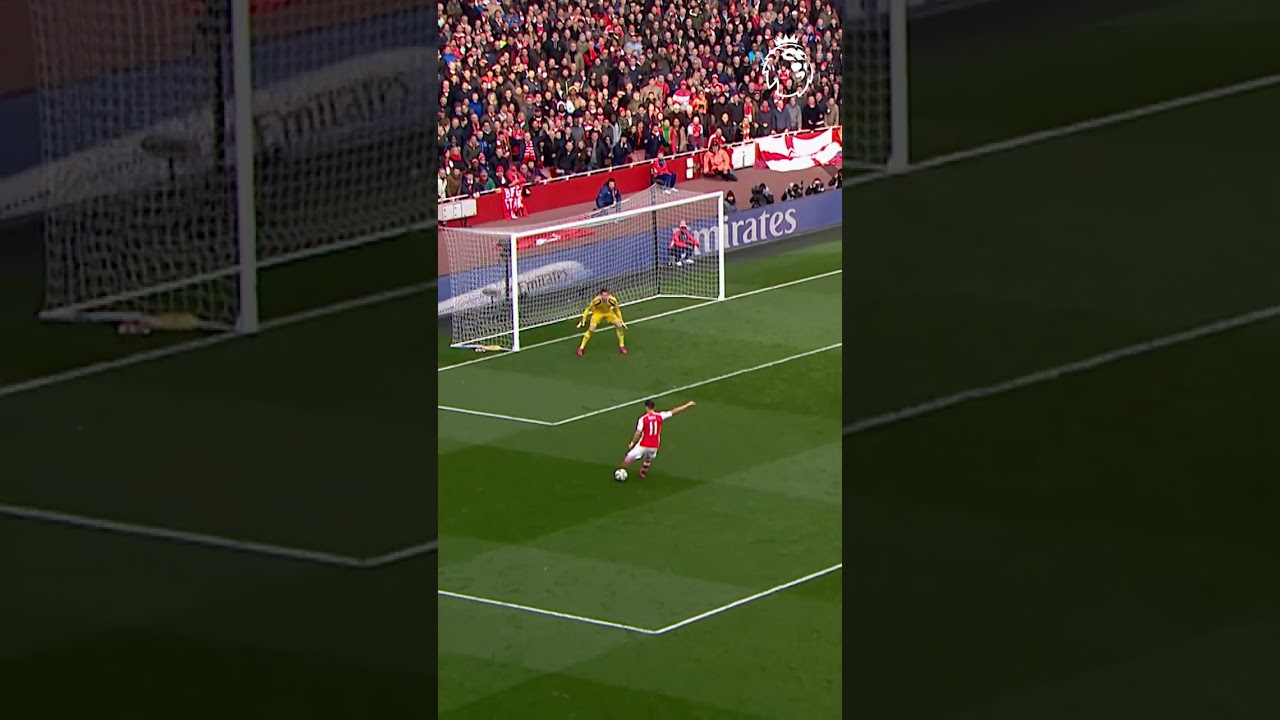 Mesut Özil's Bold Cross Instead of Shooting ⚽️