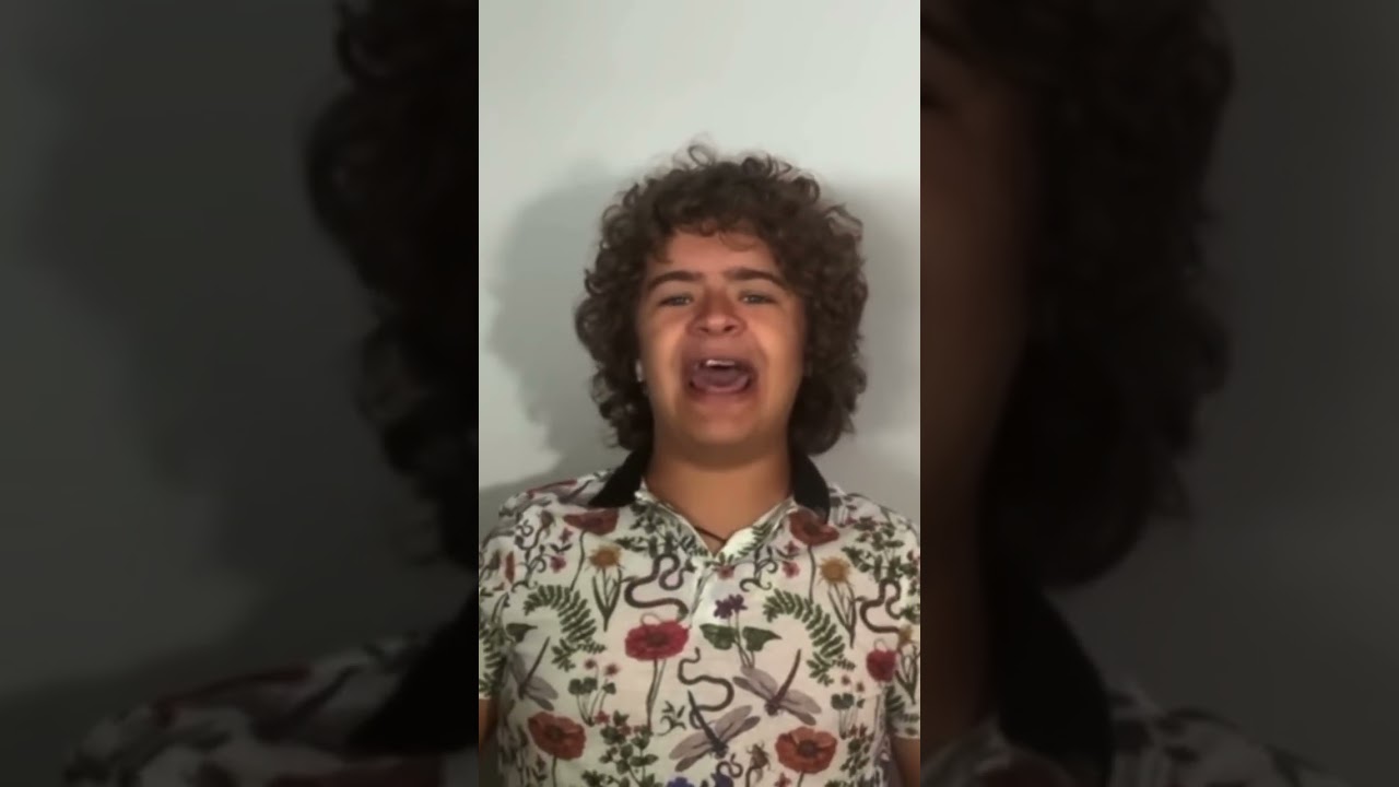 Gaten Matarazzo Performs Stunning Cover of 'Michael In The Bathroom' 🎤