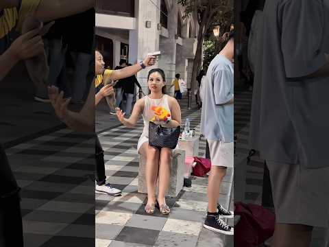 Prank tembak pistol air bikin cewek cantik ini shock #viralvideo #viralshort #trendingshorts