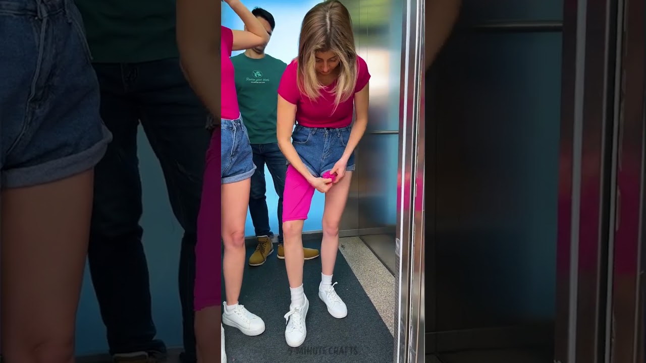 Meet Someone in Same Clothes? Change Quickly! 🙀