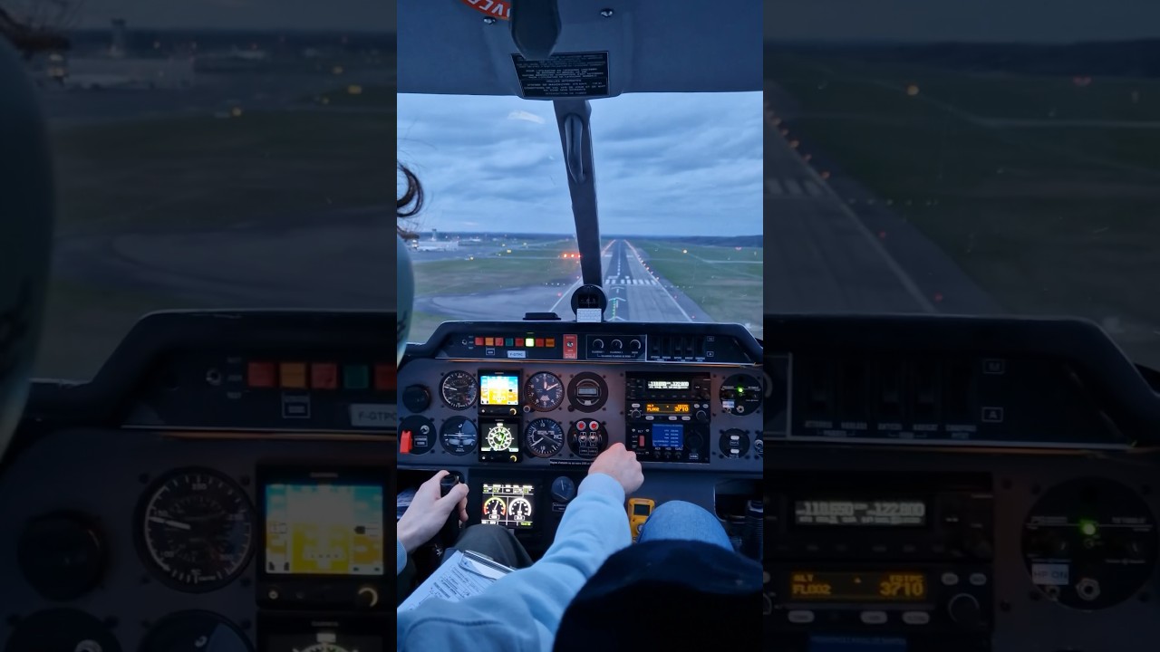 Landing at Nantes LFRS in DR400 ✈️