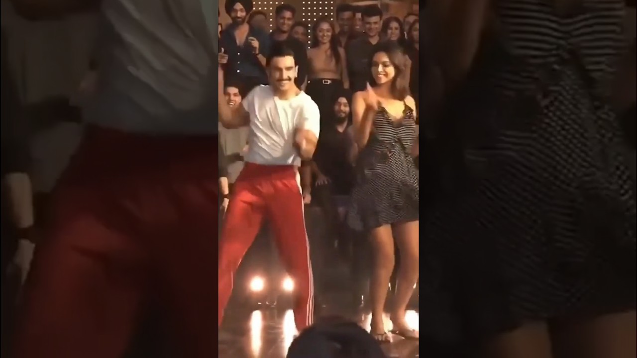 Ranveer Hugs Deepika, She Blushes! 😍
