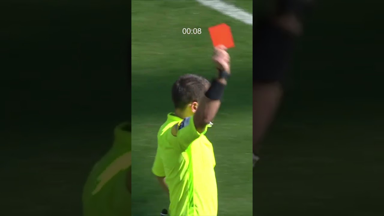 Incroyable ! Un joueur de Ligue 1 évite la douche après un carton rouge 😱