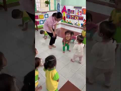 Cô dạy em tập thể dục buổi sáng…