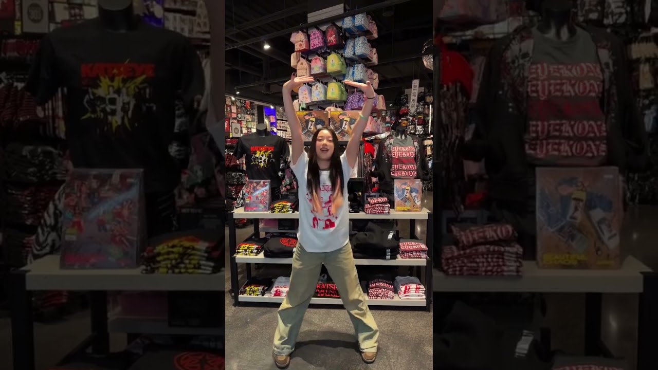 Gabriela (Candace) at Hot Topic ๐ค๐น