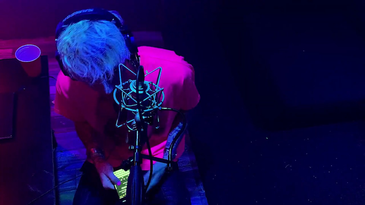 Machine Gun Kelly - What's Poppin Freestyle (Lockdown Sessions Day 17)