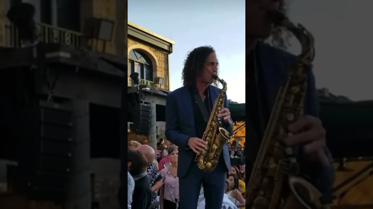 Kenny G's Smooth Alto Sax Performance 🎷