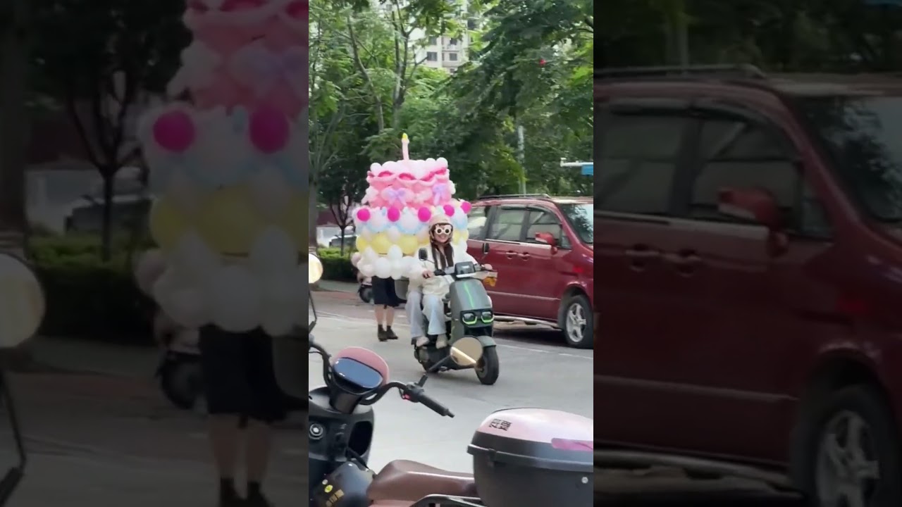 Chở bánh sinh nhật bằng những quả bóng tặng bạn