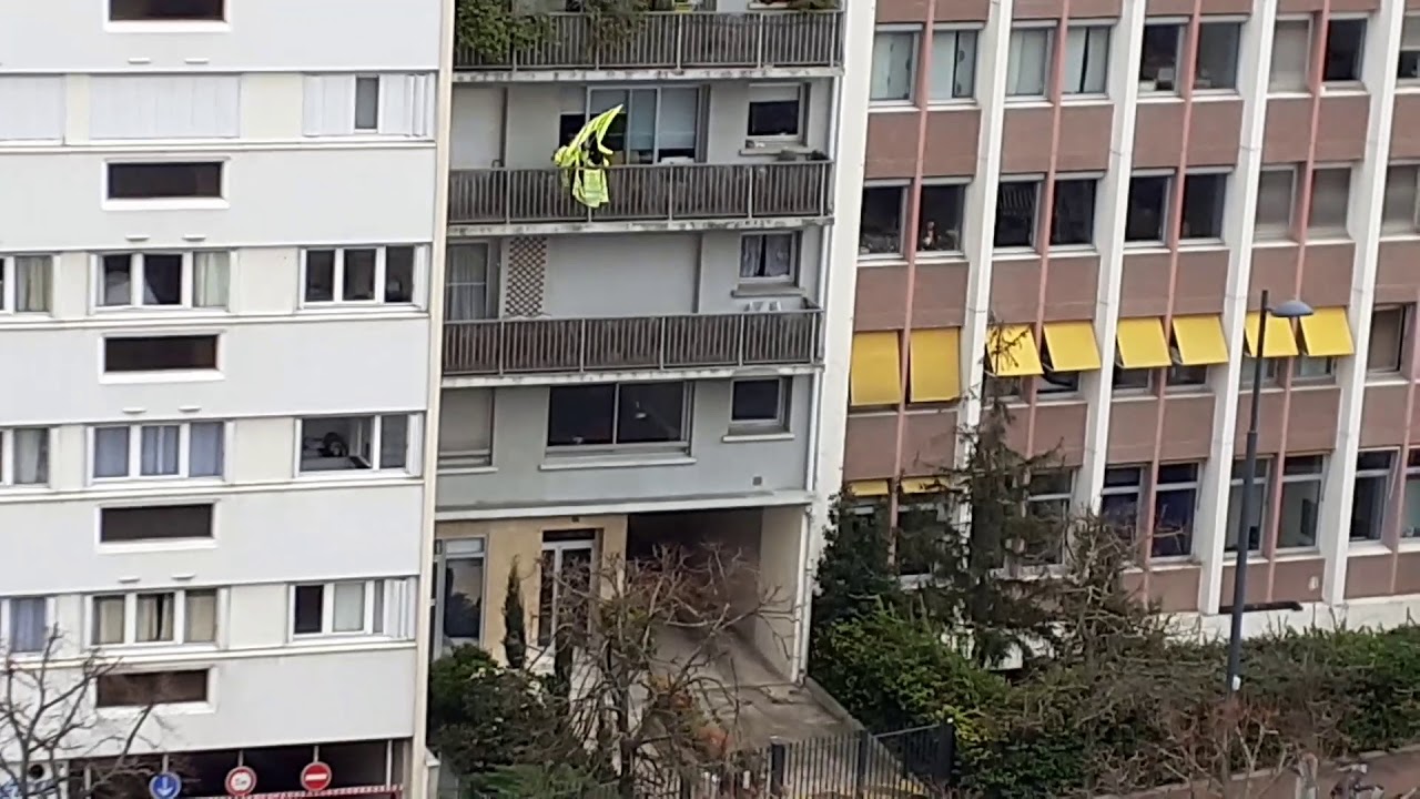 Gilets Jaunes Manifestent depuis leurs Balcons 🧱
