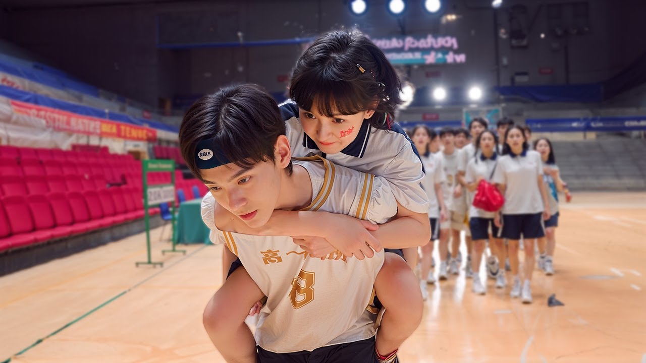 Clumsy Schoolgirl Finds Unexpected Love with the School Heartthrob 💖