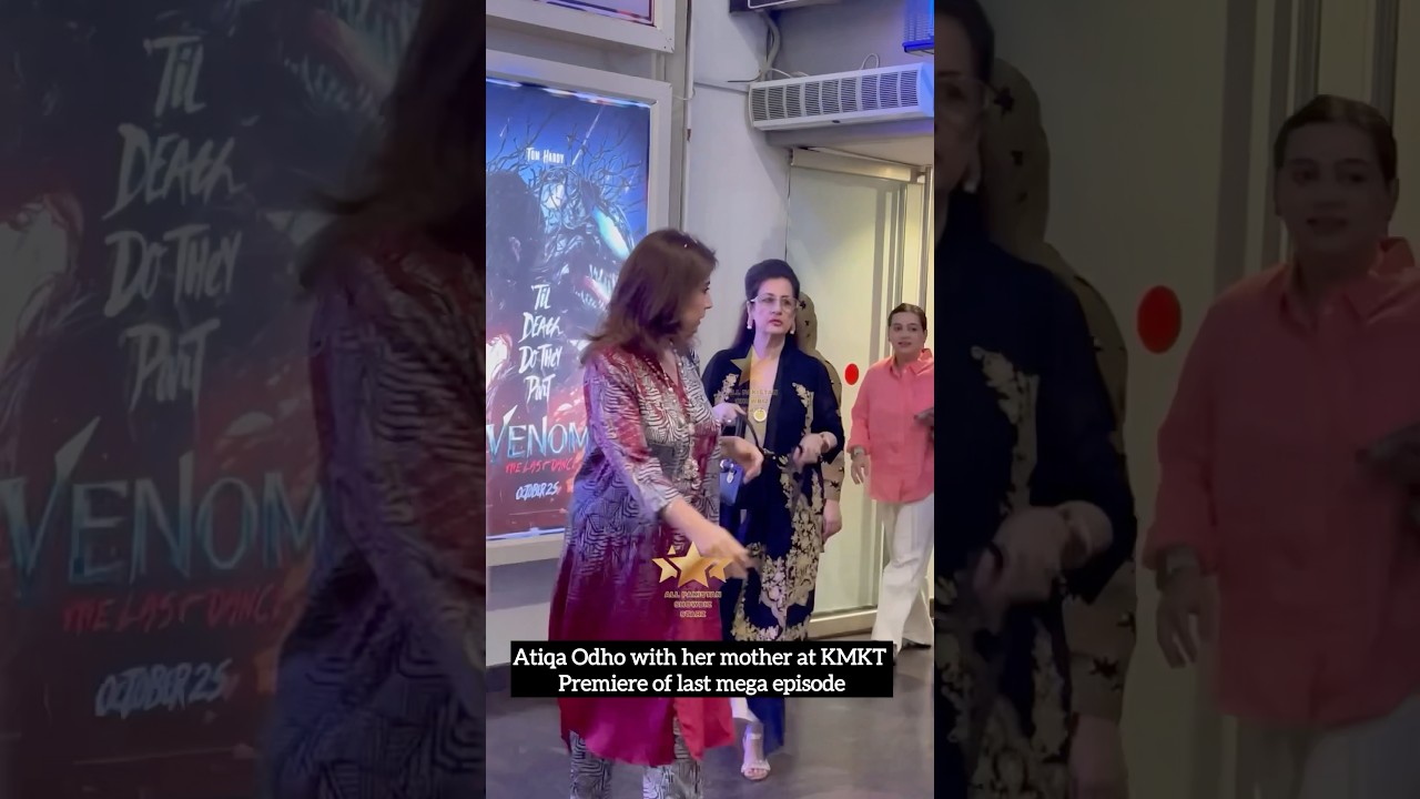 Atiqa Odho and Mother at KMKT Finale Premiere π¬