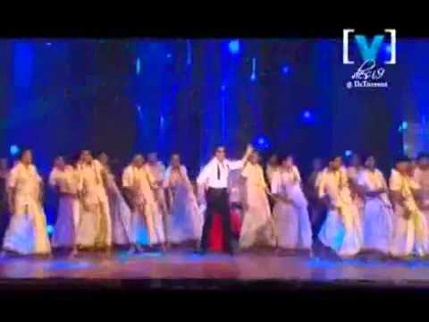 Shahrukh Khan and Kareena Kapoor performing Chamak Challo